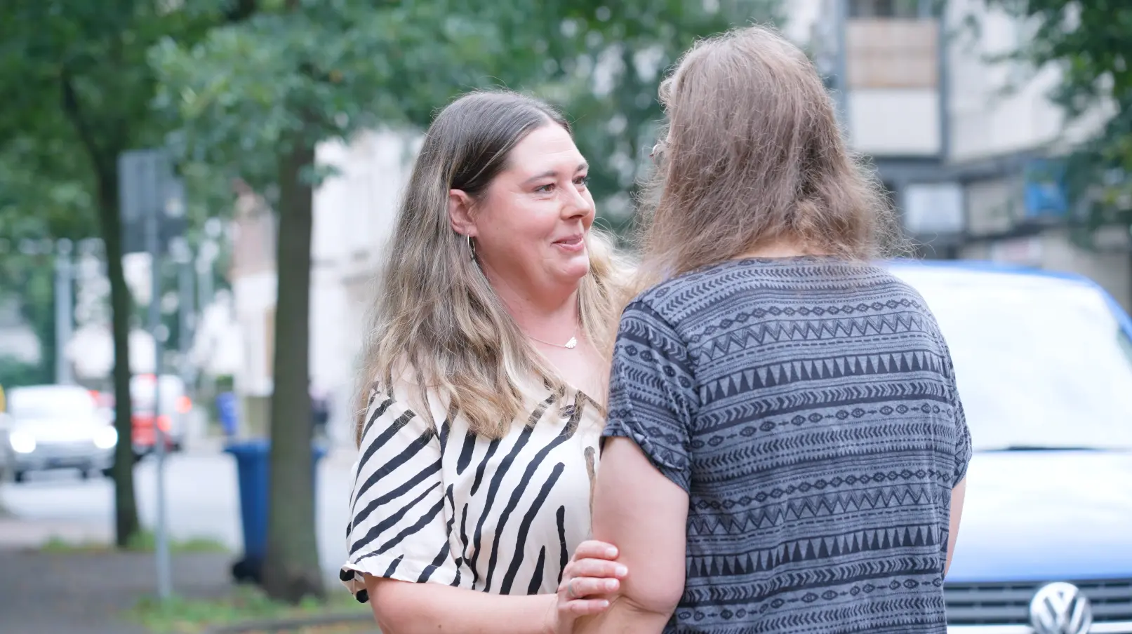 Zwei Frauen umarmen sich herzlich.