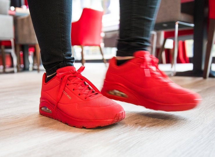 Das Markenzeichen von Dormero sind rote Schuhe.