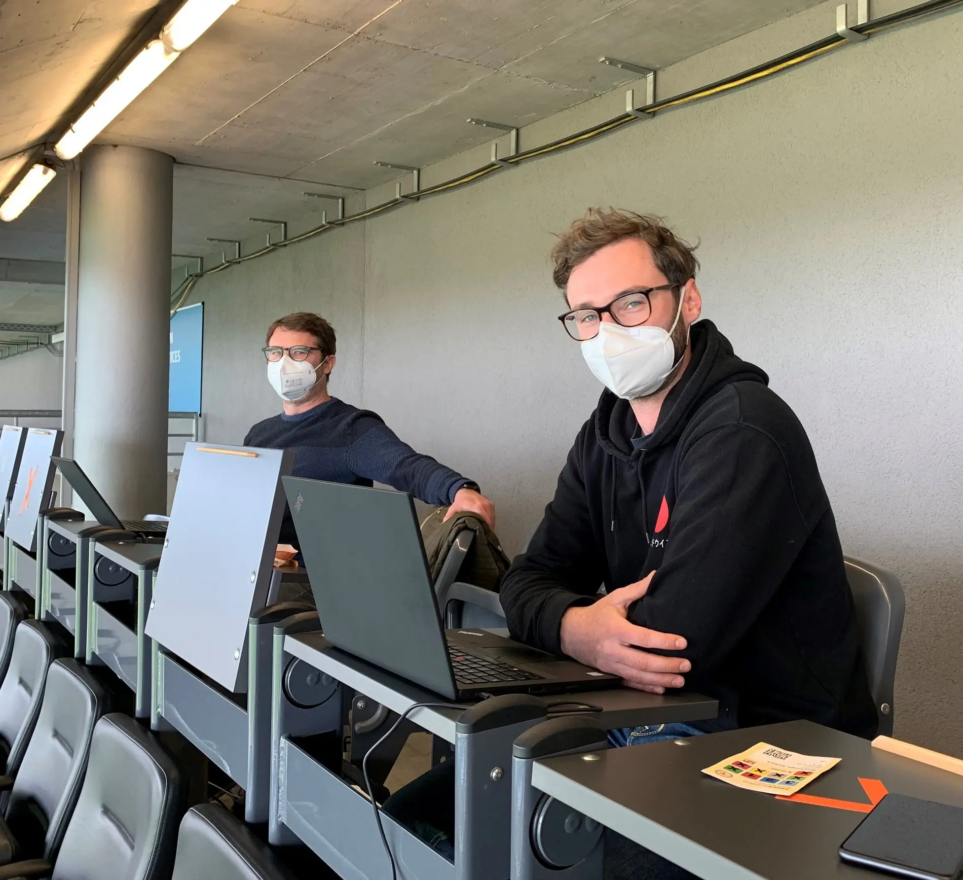 Zwei Journalisten auf der Eintracht-Tribüne.