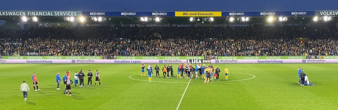 Der Moment kurz nach dem Abpfiff eines Fußballspiels.