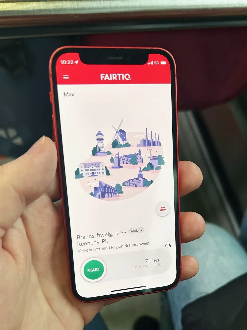 Ein Handy zeigt die FAIRTIQ-App des Regionalverband Braunschweig.