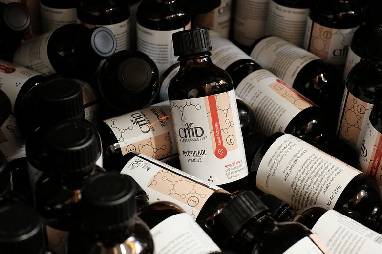 Ein kleines braunes Fläschchen.