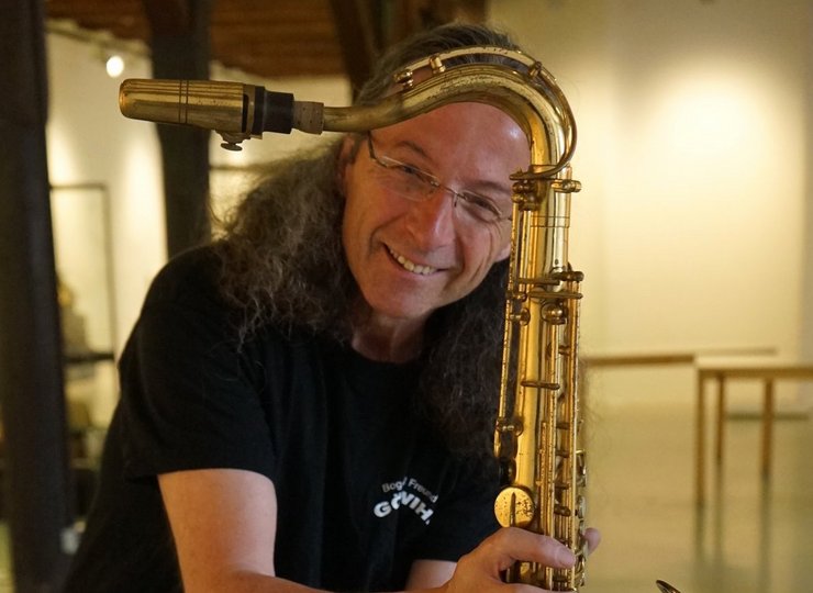 Michael Rudigier poliert die Saxophone ...