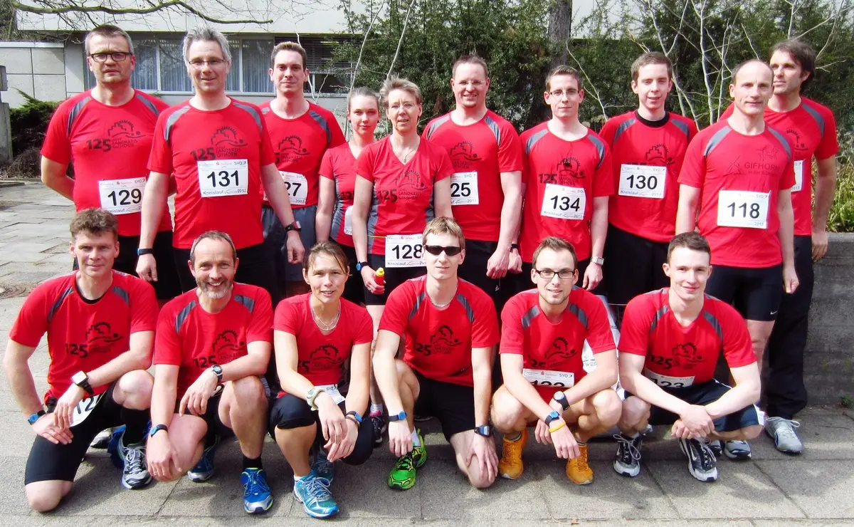 Eine Laufmannschaft mit roten T-Shirts.