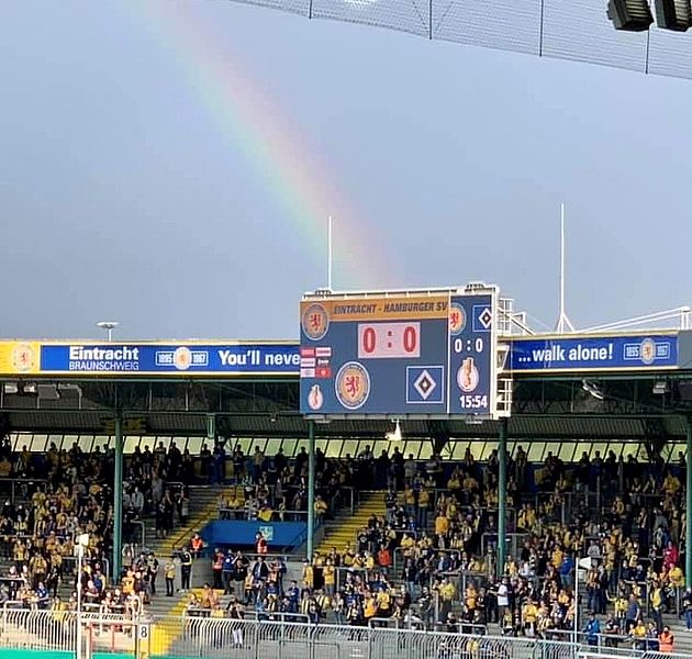 Ein Regenbogen ist über dem Eintracht-Stadion zu sehen. (Bildrechte: Malte Schumacher)