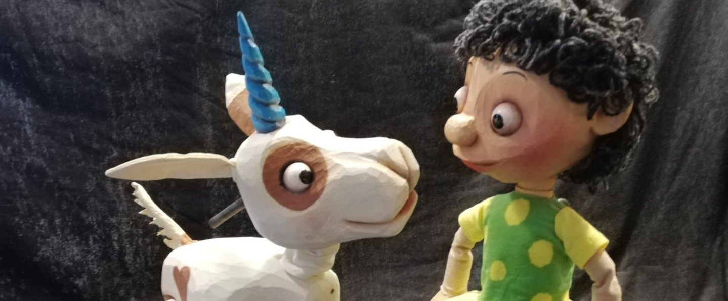 Zwei Puppen eines Puppentheaters.