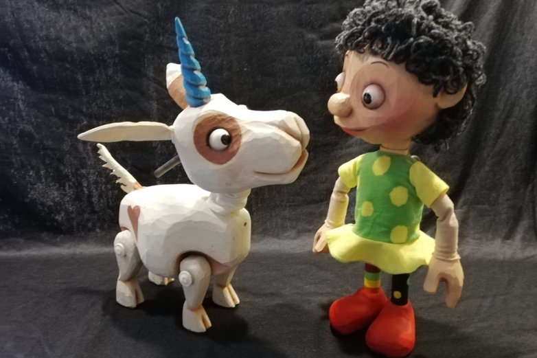 Zwei Puppen eines Puppentheaters.