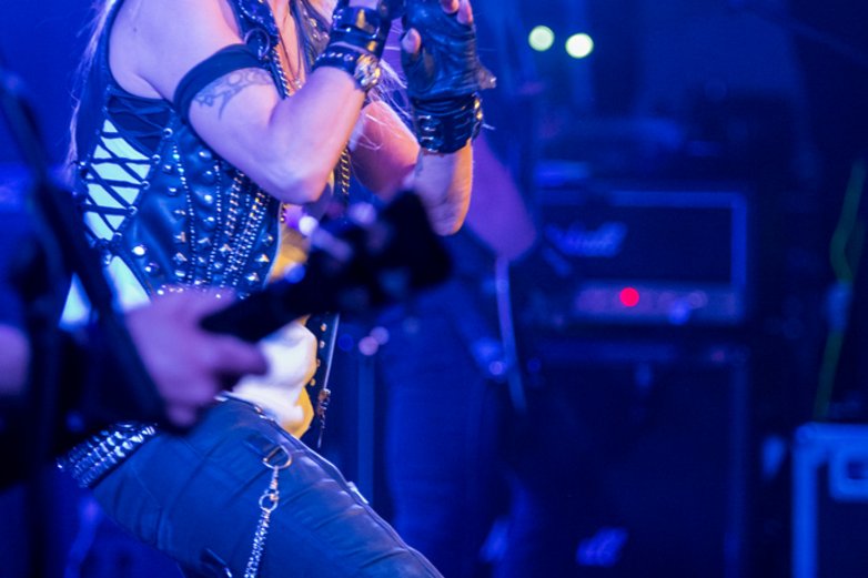 Rocksängerin Doro hält das Mikrofon mit beiden Händen.