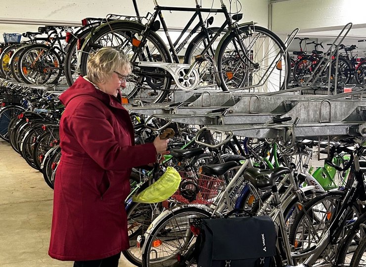 Susanne Koch holt ihr Fahrrad aus der Fahrradgarage am Braunschweiger Bahnhof. 