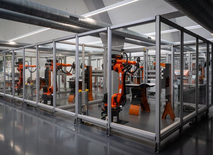 In 28 Zellen kann im KUKA College praktisch am Roboter geübt werden.