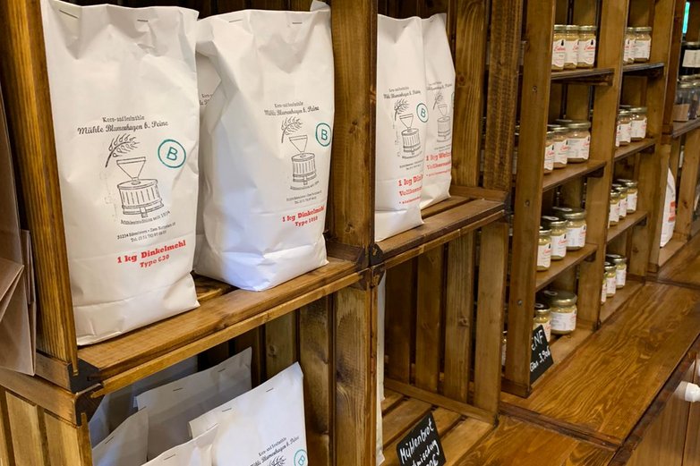 Ein Regal mit Mehltüten.
