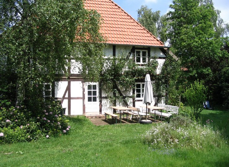 Der Seminarhof Plockhorst in blühender Gartenlandschaft. 