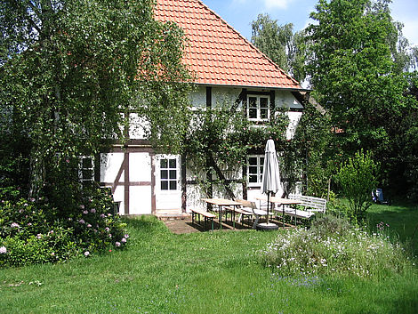 Der Seminarhof Plockhorst in blühender Gartenlandschaft. 