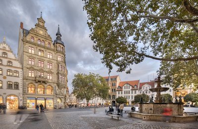 Man blickt auf das Haus "Zum Stern" am Kohlmarkt, rechts der Kohlmarktbrunnen