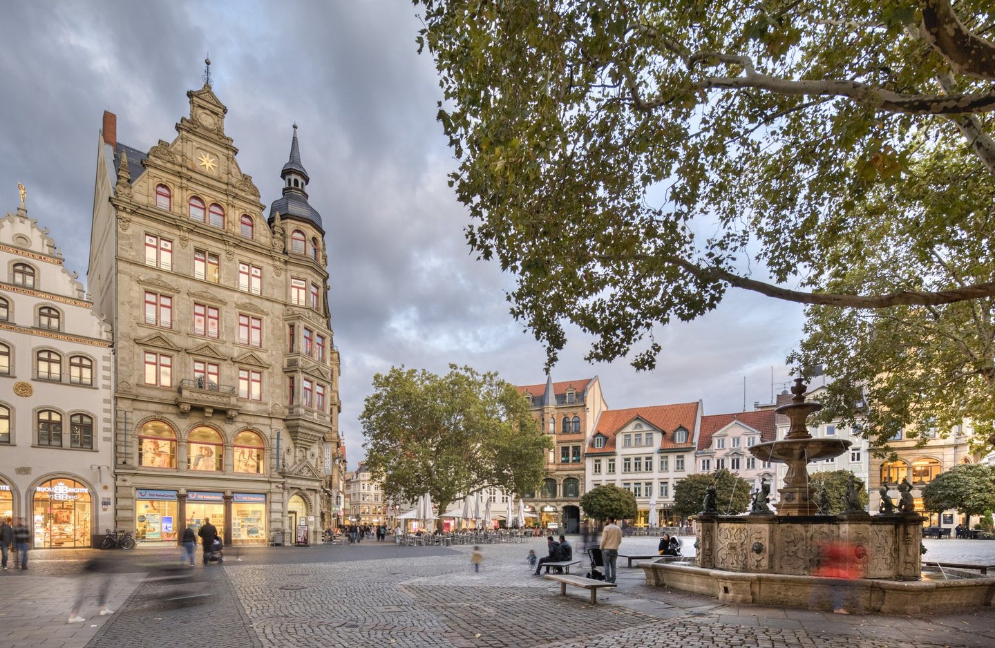 Man blickt auf das Haus "Zum Stern" am Kohlmarkt, rechts der Kohlmarktbrunnen