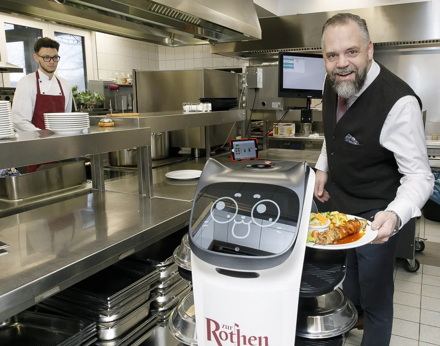 Geschäftsführer Goldapp neben dem Roboter Bella, einer Hilfe beim Fachkräftemangel..