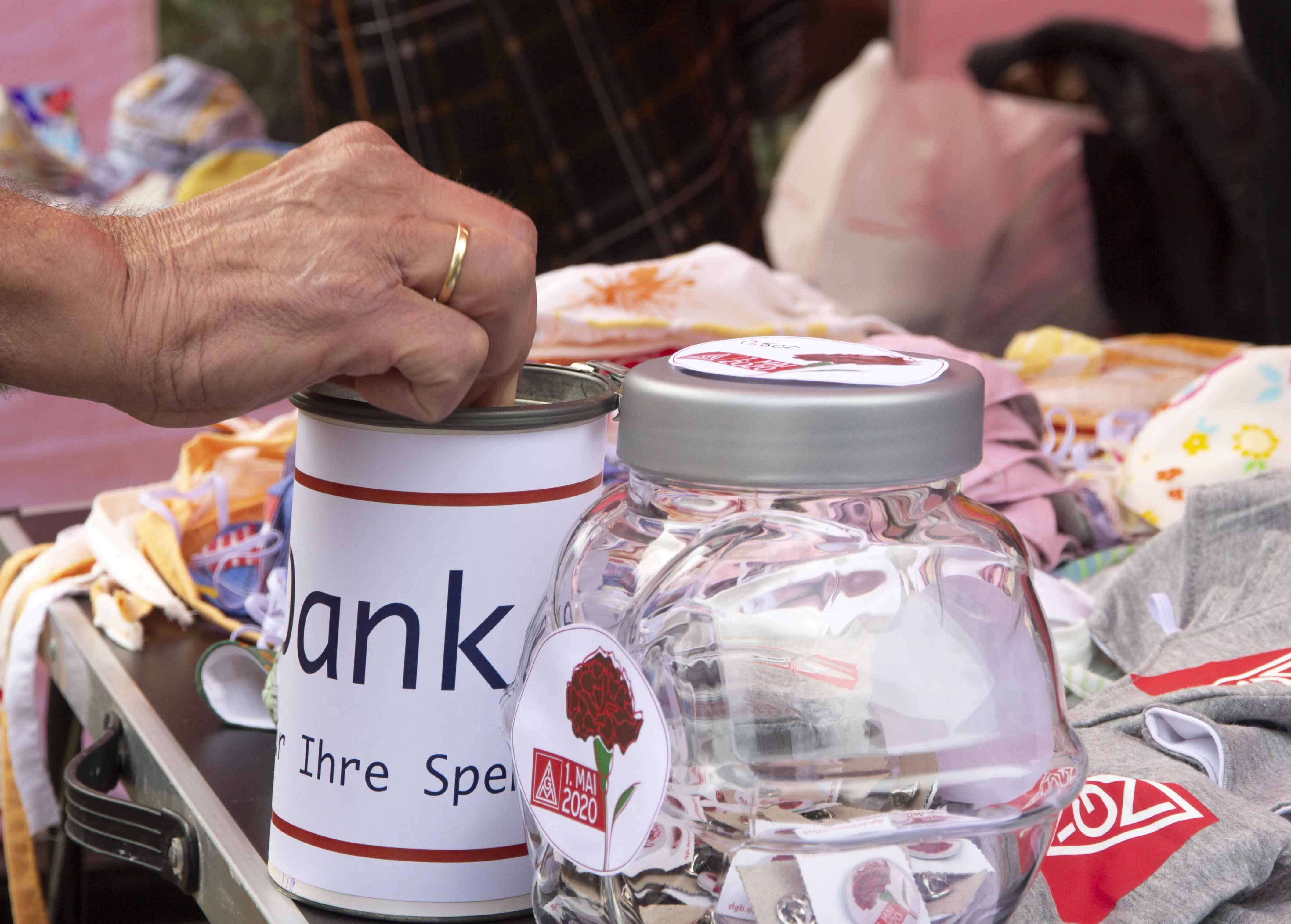 In Salzgitter steckt jemand eine Münze in eine Spendendose.