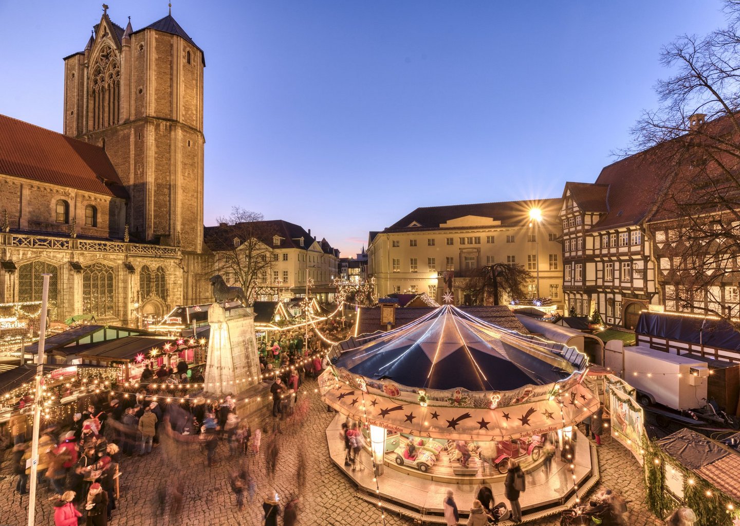 Man blickt von oben auf den Braunschweiger Weihnachstmarkt auf dem Burgplatz