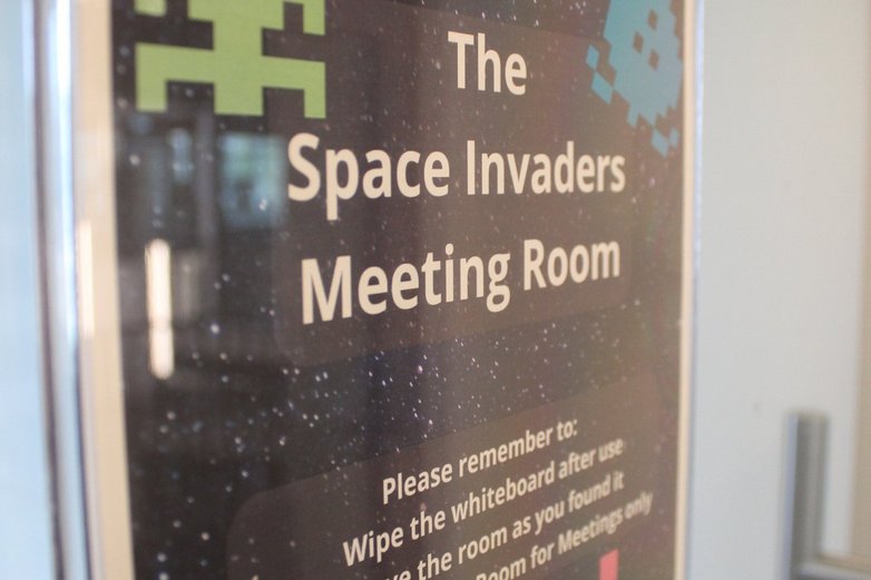 Ein Schild an einem Meetingraum, darauf "Space Invaders Meeting Room".