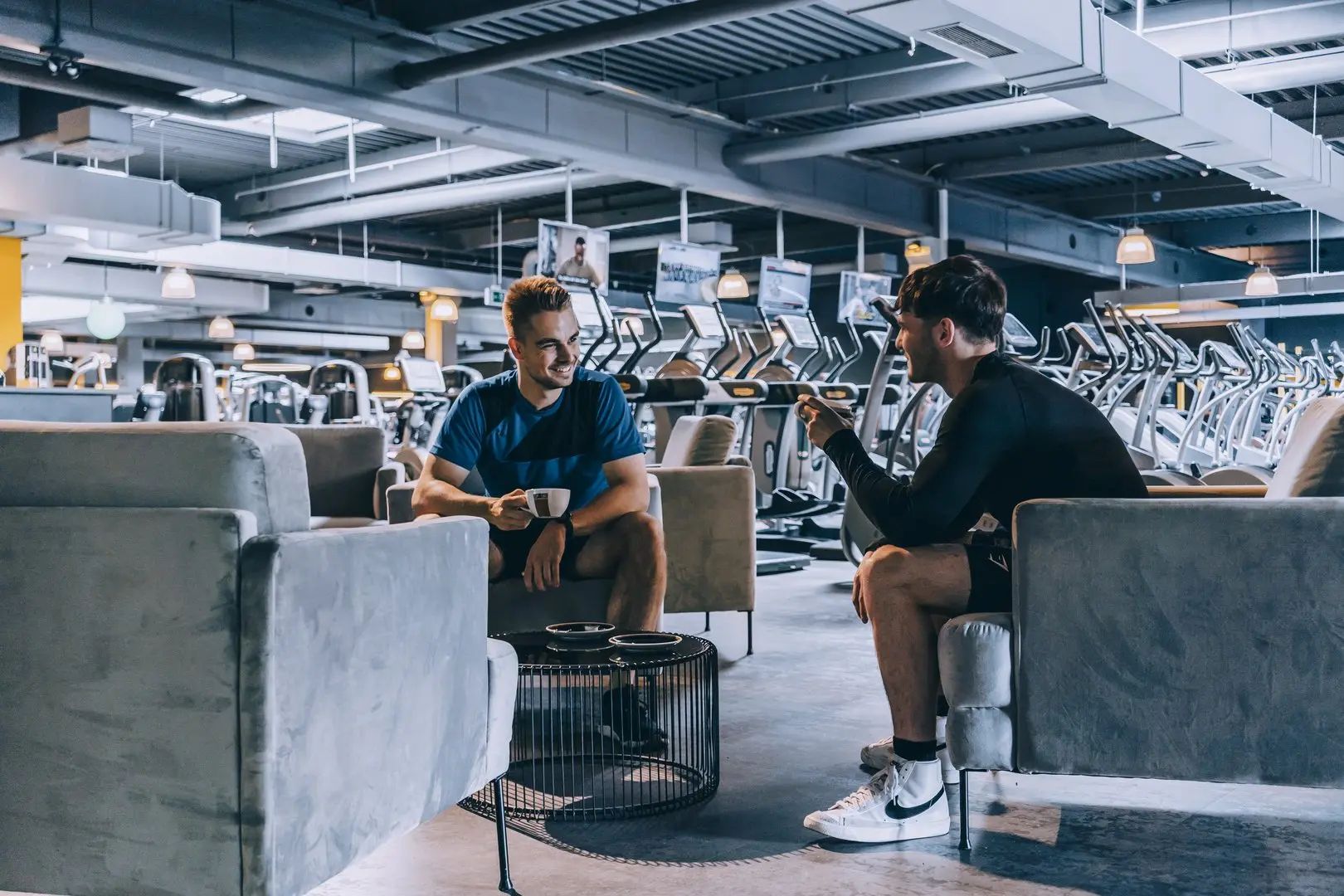 Auch soziale Kontakte kommen beim Besuch im Fitnessstudio nicht zu kurz.