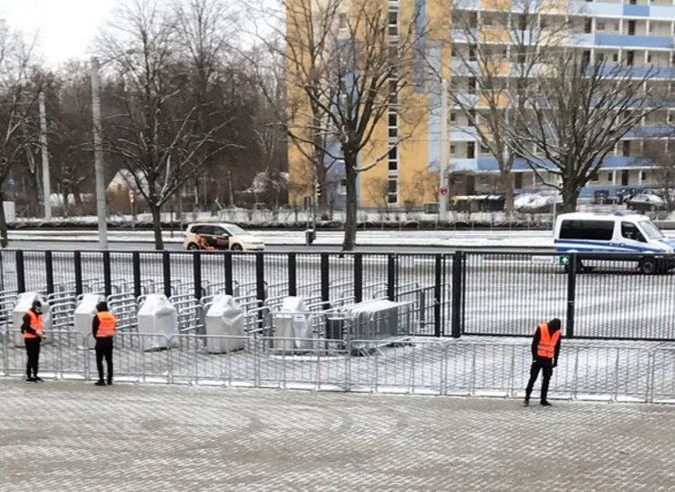 Sicherheitszäume vor dem Stadiongelände in Braunschweig.