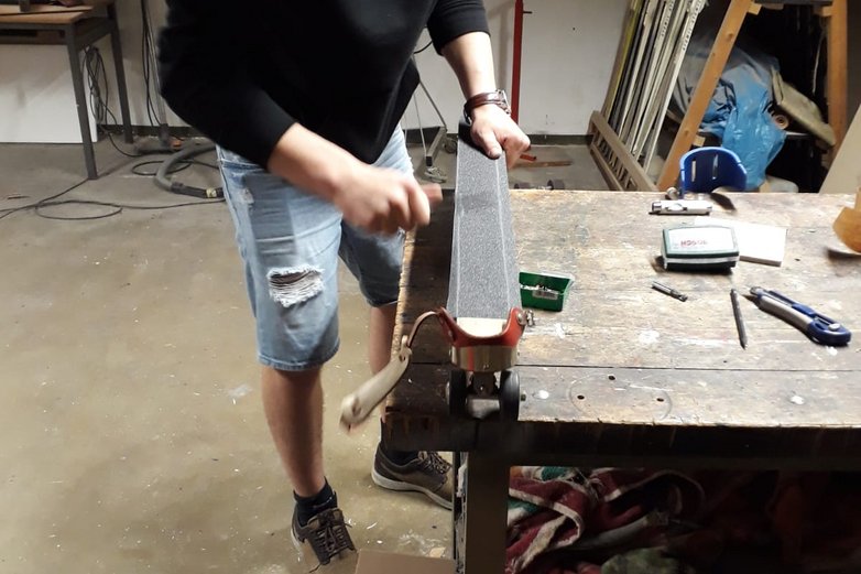 Ein Mann arbeitet an einer Werkbank.