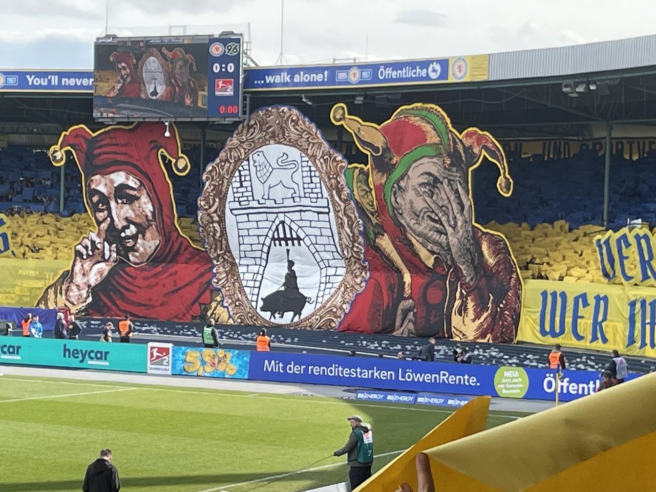 Eine Till Eulenspiegel-Figur in der Eintracht-Südkurve.