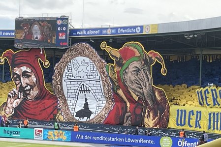 Eine Till Eulenspiegel-Figur in der Eintracht-Südkurve.