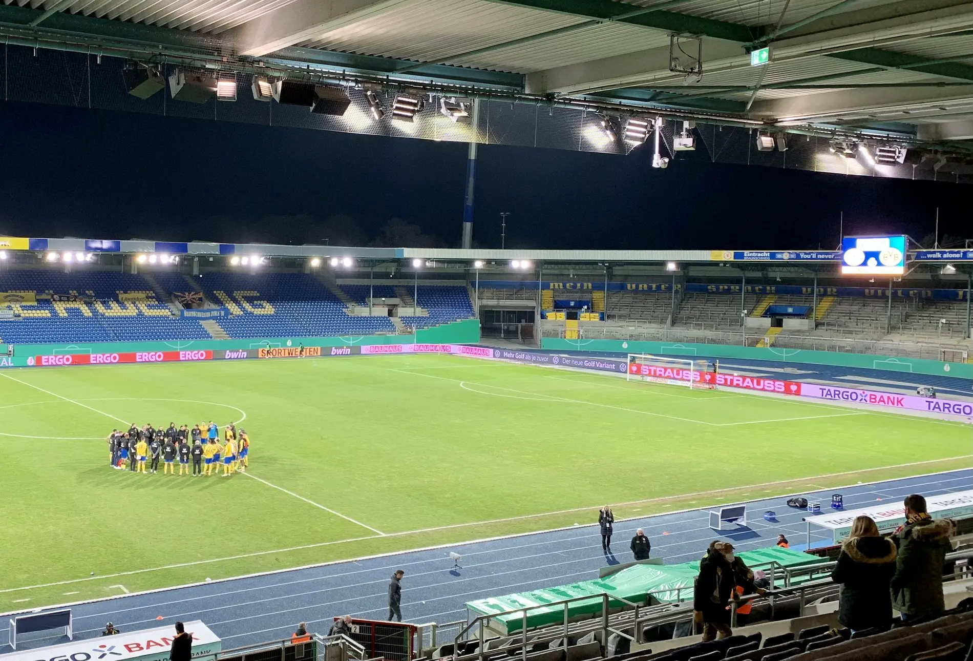 Eine Fussballmannschaft versammelt sich im Mittelkreis.