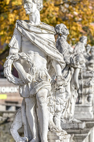 Man blickt auf eine Statuengalerie auf der Brücke zum Schloss Wolfenbüttel