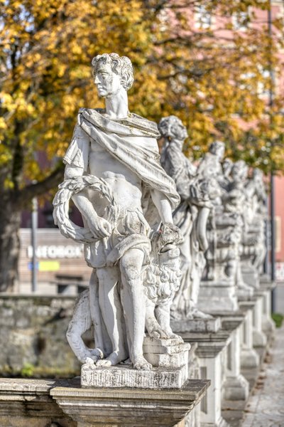 Man blickt auf eine Statuengalerie auf der Brücke zum Schloss Wolfenbüttel