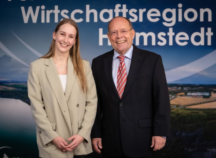 Cassina Mönch und Lothar Hagebölling voor einem Plakat der Wirtschaftsregion Helmstedt.