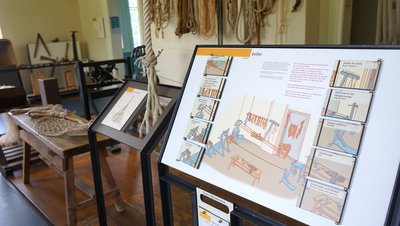 Man blickt in den Ausstellungsraum der Seilerei im Museum Burg Brome