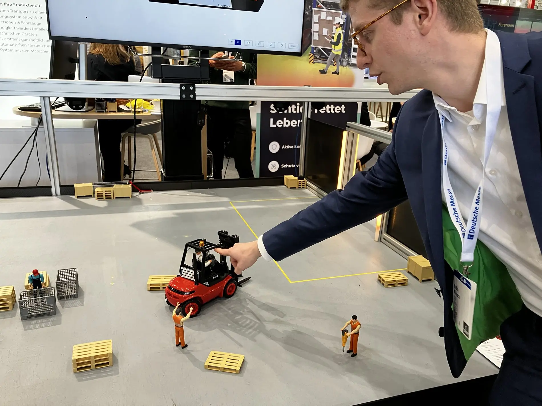 Robin Wieloch erläutert die Technologie von Sentics.