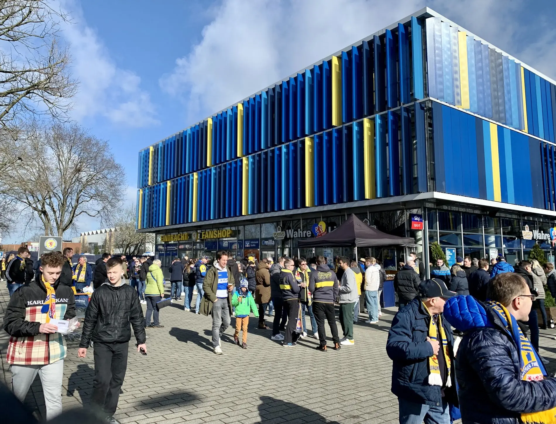 Fußballfans tummeln sich vor ihrer Stammkneipe.