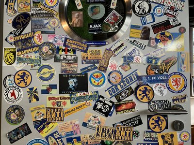 Aufkleber des Fußballvereins Eintracht Braunschweig auf einer Tür in einer Kneipe.