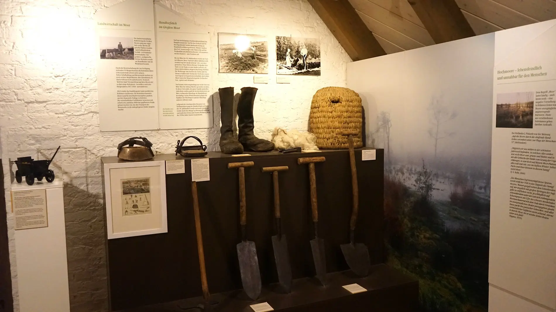 Ausstattungsgegenstände für das Leben und Arbeiten im Moor. 
