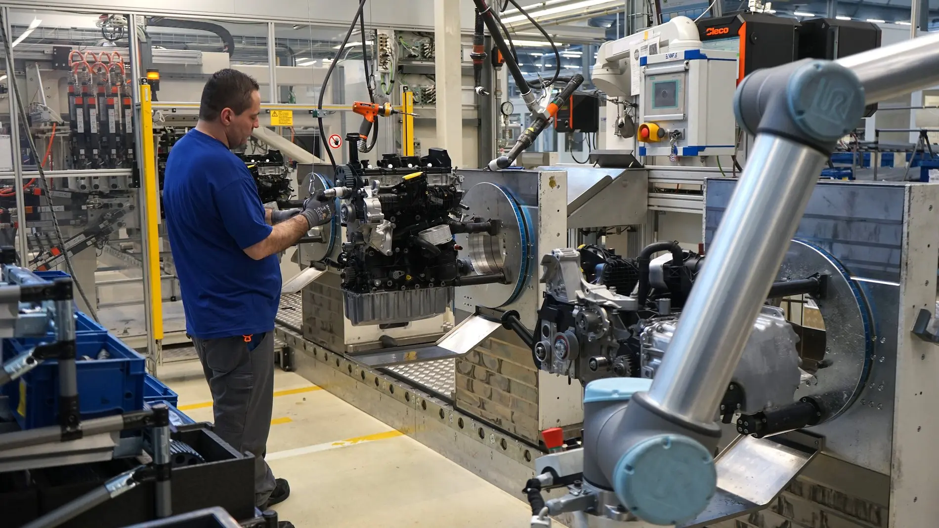 An der vollergonomisch gestalteten Fertigungslinie