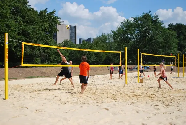 Studenten spielen Beachvolleyball.