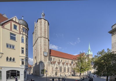 Man blickt auf die Seitenansicht des Braunschweiger Doms St. Blasii