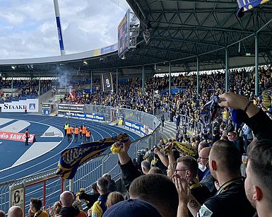 Fans im Block 9 des Eintracht-Stadions.