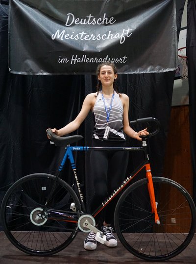 Paula Busse mit ihrem Fahrrad.