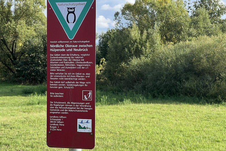 Ein Naturschutz-Schild am Waldrand.
