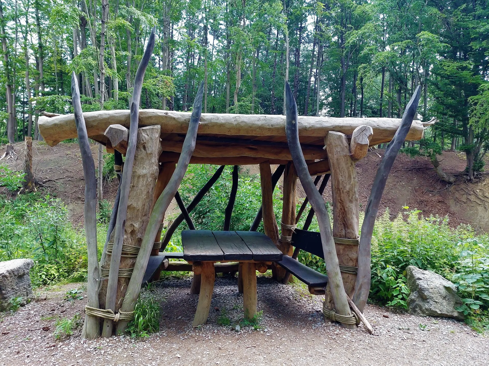 Eine Holzhütte mit altertümlichen Speeren rechts und links des Eingangs.