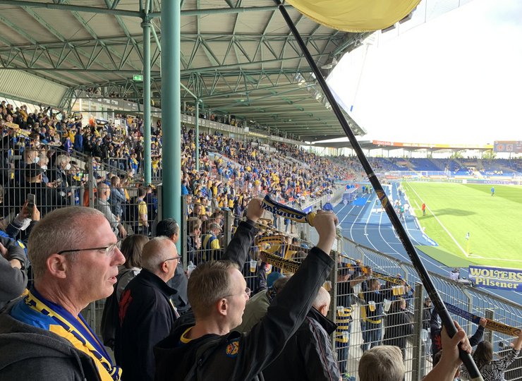Fans in Block 6 des Eintracht-Stadions.
