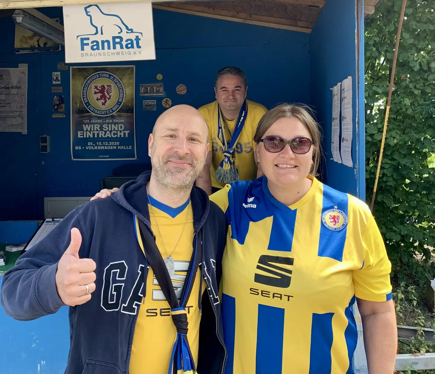 Drei Eintracht-Fans vor dem Stand vom FanRat.
