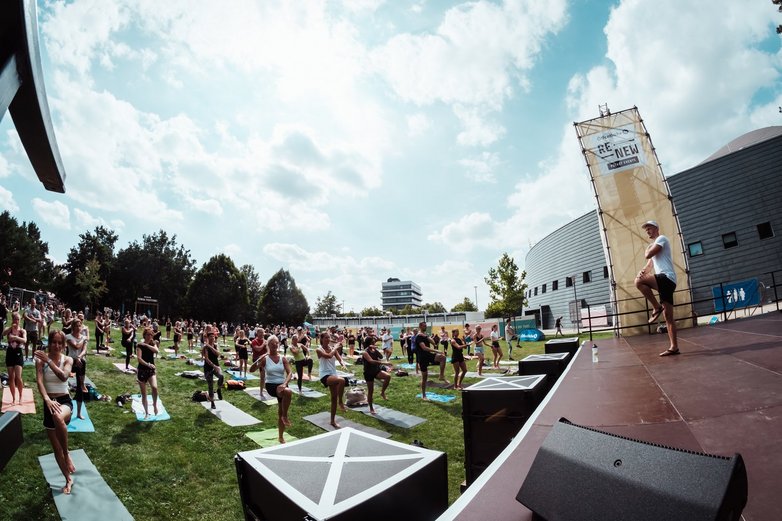 Große Bühne, große Fläche - viel Platz für Fitness, Action und Festival-Vibes!