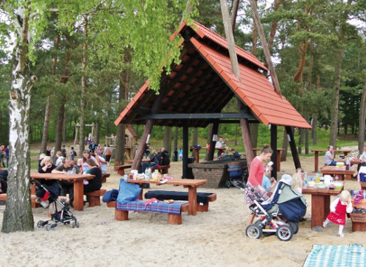 Besucher an der Grillhütte am Bernsteinsee, Landkreis Gifhorn.