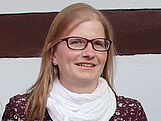 Die gebürtige Helmstedterin Martina Henkel vor ihrem Fachwerkhaus in Helmstedt. (Bildrechte: Kristina Krijom)