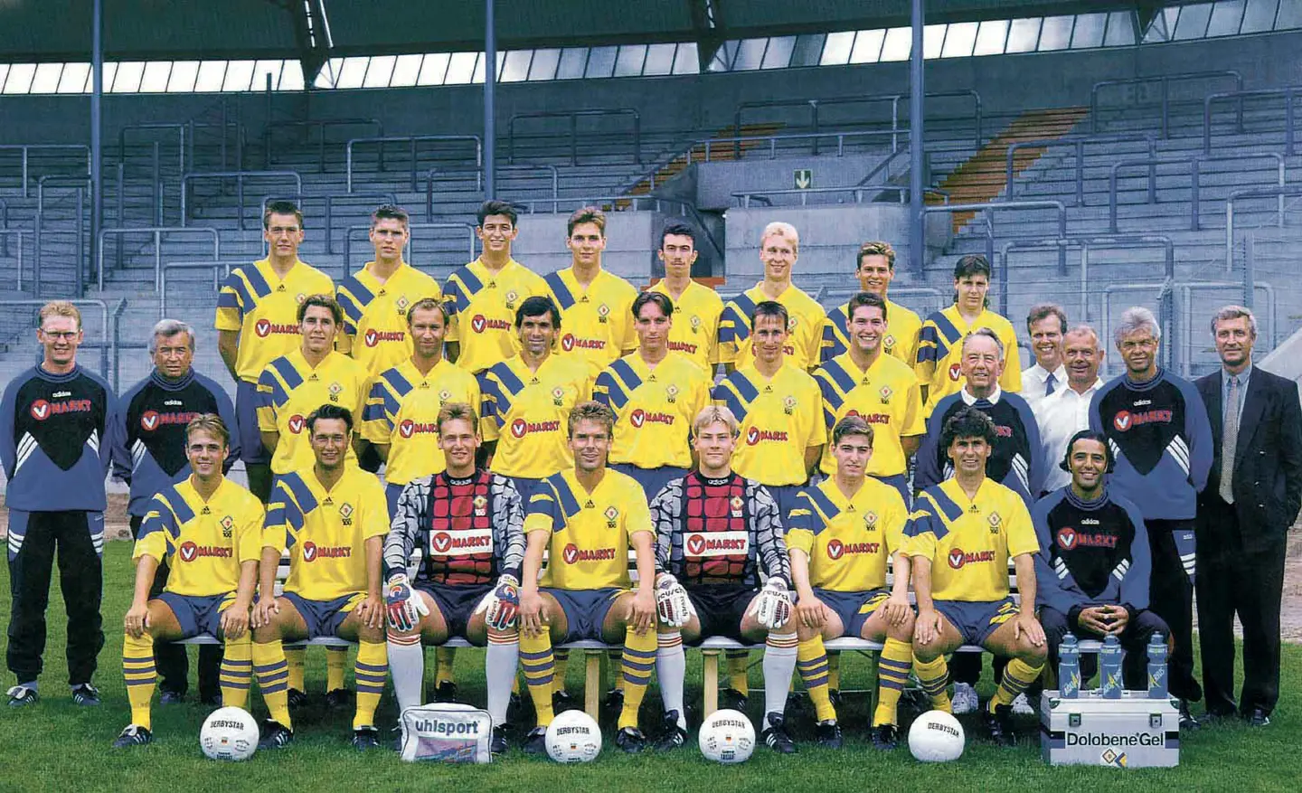 Ein Mannschaftsfoto, die Spieler in gelben Trikots.